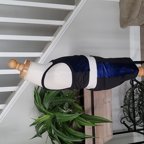 Shimmy Shimmy Inc Crop Top & Short Set - Picture 3 of 6